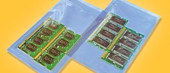 Schutz elektronischer Bauteile mit Beuteln gegen elektrostatische Ladung. Bild: APS (Archiv: Vogel Business Media)