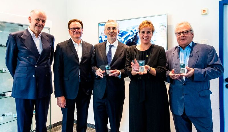 Mona Neubaur, Ministerin für Wirtschaft, Industrie, Klimaschutz und Energie des Landes Nordrhein-Westfalen, und Thomas Jarzombek, Parlamentarischer Staatssekretär im Bundesministerium für Digitales und Staatsmodernisierung, besuchten den Standort in Düsseldorf. (Bild: Kontron AG)