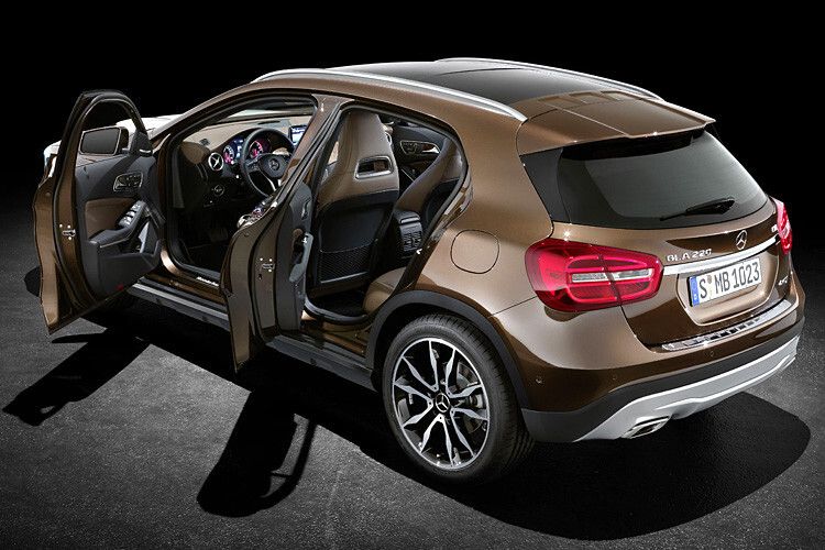 Ausgestattet ist der GLA grundsätzlich mit einer Reihe aktueller Assistenzsysteme. Zum Serienumfang gehören etwa die Attention Assist genannte Müdigkeitserkennung und der Kollisionsschutz mit adaptivem Bremsassistenten, der bereits bei Geschwindigkeiten ab sieben Stundenkilometern aktiv ist. Als Sonderausstattung lassen sich unter anderem für den GLA Hilfen wie der Totwinkel- und Spurhalteassistent oder ein adaptiver Fernlicht-Assistent. (Foto: Daimler)