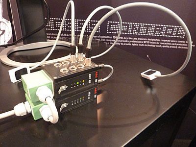 Die AEG Identifikationssysteme GmbH zeigte einen Multiplexer der es ermöglicht, acht UHF-Antennen gleichzeitig anzuschließen. Dieser Multiplexer macht den Einsatz von RFID in bestimmten Prozessen wirtschaftlicher. 
Bilder: Dalke (Archiv: Vogel Business Media)