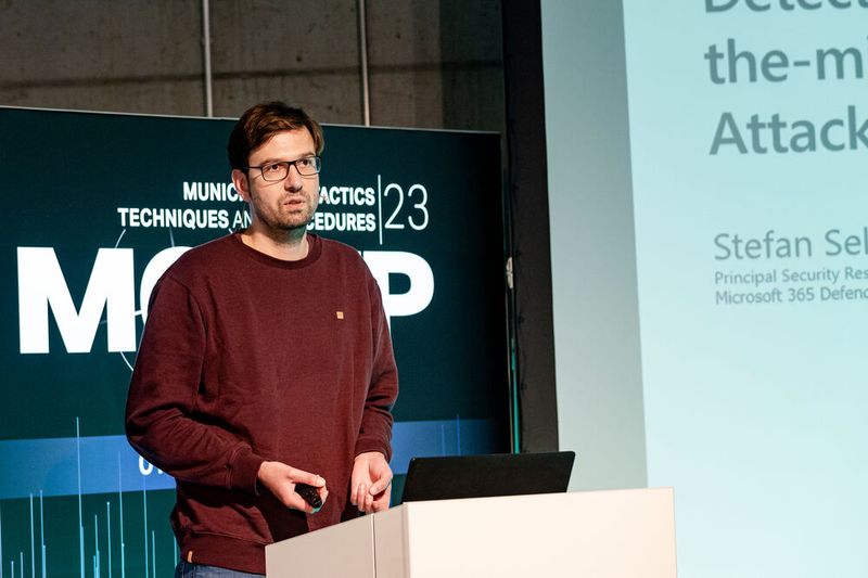 Adversary-in-the-middle (AiTM) Attacks – um das Verständnis hierfür sowie die Abwehr ging es im Talk von Stefan Sellmer, Principal Security Researcher, Microsoft. (Bild: Vogel IT-Akademie)