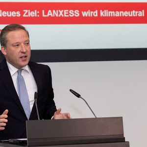 Auf einer Pressekonferenz präsentiert Vorstandsvorsitzender Matthias Zachert das neue Klimaziel von Lanxess: Klimaneutralität bis 2040.