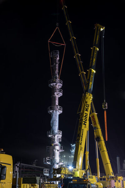 32 Tonnen schwer und 34 Meter hoch ist die Destillationskolonne für die neue Hydrieranlage am Standort der Haltermann Carless in Speyer. (HCS Group, Oliver Franck)