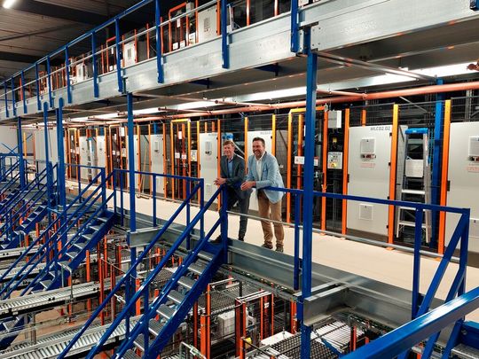 Die beiden CEOs Martijn Herder (l.) und Paul Hermsen blicken auf 25 Jahre Entwicklung der Inther Group „aus der Dachstube zum Global Player“ zurück.(Bild:  Inther Group)