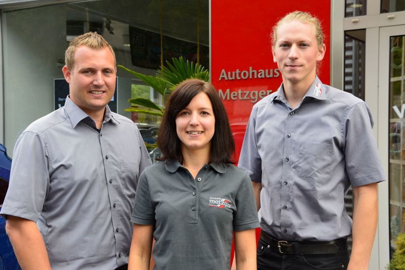 Marco Metzger (v.l.), Lisa Metzger und Franz Unruh wollen dem Autohaus auch im Internet ein sympathisches Gesicht geben.  (Achter/»kfz-betrieb«)