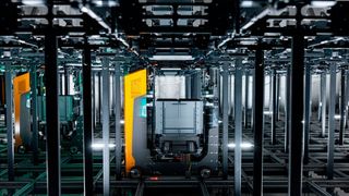 Regionalflugzeughersteller Deutsche Aircraft setzt am Fertigungsstandort Flughafen Leipzig/Halle auf eine Materialversorgungs-Kombination aus „PowerCube“-Kleinteilelager und Paletten-Schmalganglager von Jungheinrich. (Bild: Jungheinrich)
