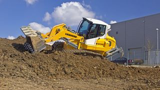 Eine stoßfeste Alternative zu herkömmlichen Glasscheiben für die Fahrerkabinen von Baumaschinen sind Kunststoffscheiben aus Polycarbonat. (Bodo Möller Chemie)