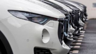 Seit Kurzem kann man auf dem Ku'damm auch Maseratis anschauen. (Nils Rüstmann)