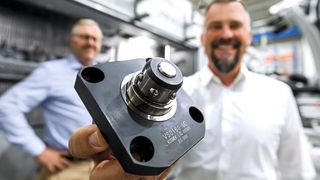 Das Nullpunkt-Spannsystem von Kosmek. Im Hintergrund Dietmar Bahn (li.), Vertriebsleiter Anger Machining, und Patrick Plamenig, Geschäftsführer von Kosmek Europe. (Wakolbinger)