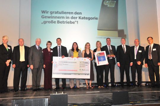 vor der Daimler-Niederlassung in Koblenz und ... (Archiv: Vogel Business Media)