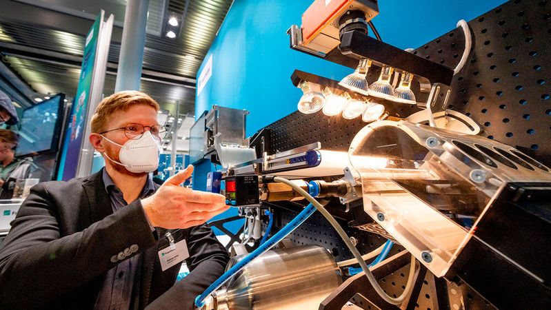 Im Projekt Waste4Future haben Fraunhofer-Forscher eine Sensorsuite für Sortieranlagen entwickelt, die unter anderem schwarze Abfallpartikel erkennt. Eine ausgeklügelte Kombination aus verschiedenen Sensoriken wie beispielsweise der Infrarot- und Terahertz-Sensorik der Sensorsuite soll sowohl die Stoffparameter für eine möglichst reine Sortierung als auch die Alterung der Probe bestimmen. Getestet wird an einem Demonstrator.(Bild:  Holger Jacoby)