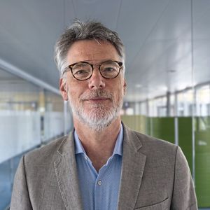 Nach Stationen bei Bosch Rexroth und Ferag ist Alessandro Grizzetti seit 2016 bei SMC Schweiz im Bereich Industrielle Automation als Head of Digital Business Development der EMEA Region tätig. In diesem Rahmen beschäftigt er sich mit Digitalisierung, Nachhaltigkeit und Energieeffizienz des Produktportfolios. Gleichzeitig koordiniert er die Aktivitäten des Kompetenzzentrums für Automation und Digitalisierung, das von der ZHAW (Zurcher Hochschlule für Angewandte Wissenschaft) und SMC Schweiz AG geführt wird. (Bild:  SMC Schweiz)