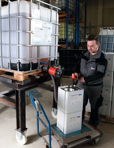 Für zügiges Abfüllen über den Auslauf am IBC (Flux/Stefan Mesitschek)