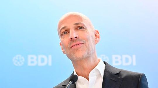 Die Lage in der deutschen Industrie ist durchaus besser als noch vor einigen Wochen. Aber es gibt noch viel zu tun! BDI-Präsident Peter Leibinger: „Deutschland bewegt sich in die richtige Richtung, doch die Wettbewerbsfähigkeit muss gestärkt werden!“ Hier mehr zur Situation ...(Bild:  BDI)