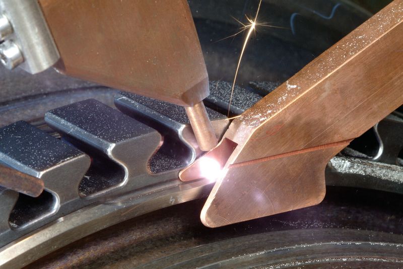 Bild 6: Reparatur eines Frontrotors mittels Auftragschweißen, in Kooperation mit Rolls-Royce Deutschland. (Bild: Fraunhofer-ILT)