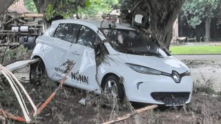 Das gerade erst für das Berufsbildungszentrum angeschaffte Elektroauto wurde ebenso zerstört wie die Schule selbst.  (Bild: Kfz-Innung Ahrweiler)