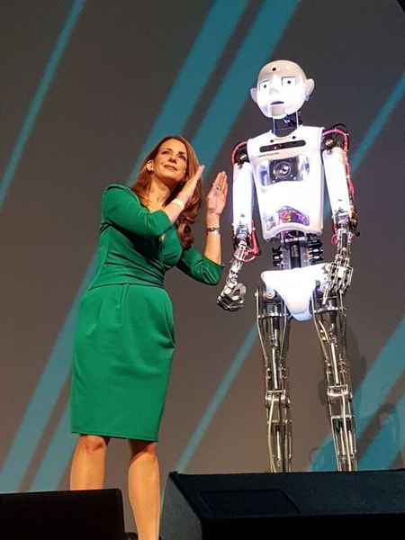 Der Roboter RoboThespian begeisterte nicht nur Gina London, Veteran CNN Anchor. (Oliver Schonscheck, IT-Business)