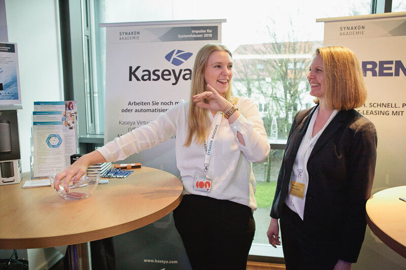 Glücksfeen: Vanessa Schulze (l.) zieht mit Susanne Lutter-Lecour die Gewinner der
Kaseya-Verlosung. (Astrid Piethan)