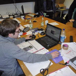 Studenten bauen in Teamarbeit einen einsitzigen Formelrennwagen, um damit bei einem Wettbewerb gegen Teams aus der ganzen Welt anzutreten. 