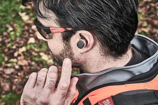 Austauschbare Einsätze und zusätzliche Ohrflügel sorgen für Tragekomfort und sicheren Halt in der Ohrmuschel. Die Bedienung erfolgt über Antippen.(Bild:  Milwaukee)
