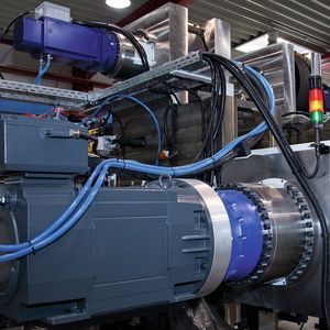 Servopressen von Schmale Maschinenbau können ohne Weiteres enorme Kräfte von bis zu 3000 kN erzeugen.(Bild:  Schmale Maschinenbau)