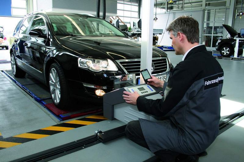 Mithilfe eines Taschen-PCs und des HU-Adapters kann der Prüfer Elektronikkomponenten wie z. B. Kurvenlicht ansteuern und deren Funktion kontrollieren. (Foto: FSD)