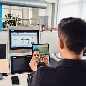 Demonstration Gestik Befehle an Maschine