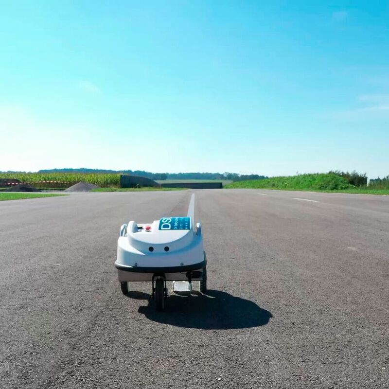 Ein Roboter bringt anhand von GPS-Signalen die Fahrbahnmarkierungen auf.