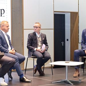 In der anschließenden Diskussionsrunde bewerteten Oliver Zeilinger (l.), Geschäftsführer des Autohauses Zeilinger im fränkischen Dietersheim (6 Volkswagen-Serviceverträge, freier Händler), Michael Hedtke (r.), geschäftsführender Gesellschafter Autohaus Hedtke (Volvo), sowie Thomas Peckruhn (2.v.l.) als Sprecher der Fachgruppe Fabrikatsvereinigung die Studie. In der Mitte: Professor. Dr. Stefan Reindl (IFA).(Bild:  Jens Rehberg – »kfz-betrieb«)