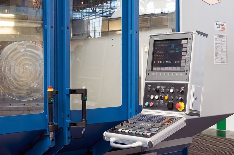 Bild 3: Während das Comfort-Panel sich für mittlere und größere Einbauten eignet, punktet das schlanke Optipanel vor allem bei kleineren Einbauten und Steuerlösungen. Bilder: Rittal (Archiv: Vogel Business Media)