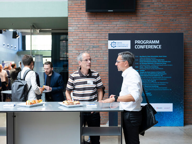 Die Swiss Industry 4.0 Conference bot zahlreiche Möglichkeiten zum Networking und an den Roundtables während der Pause konnte man das Gespräch mit den Experten suchen. (Eduard Meltzer Photography)