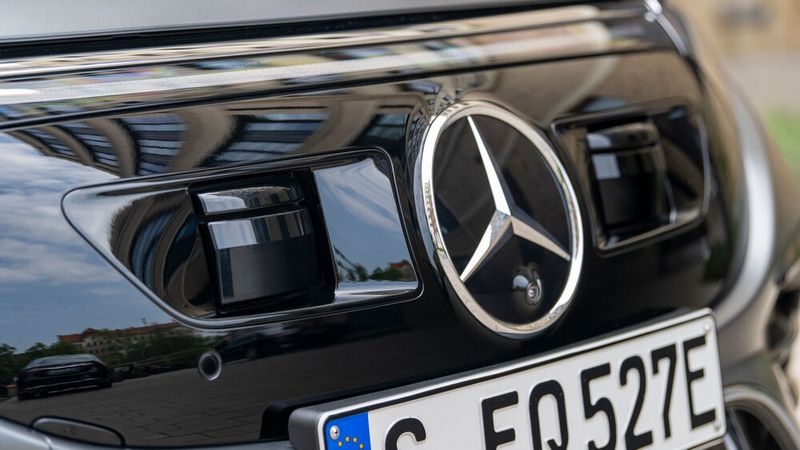 Jede Menge Technik und Sensorik ist nötig. (Bild: Mercedes-Benz)