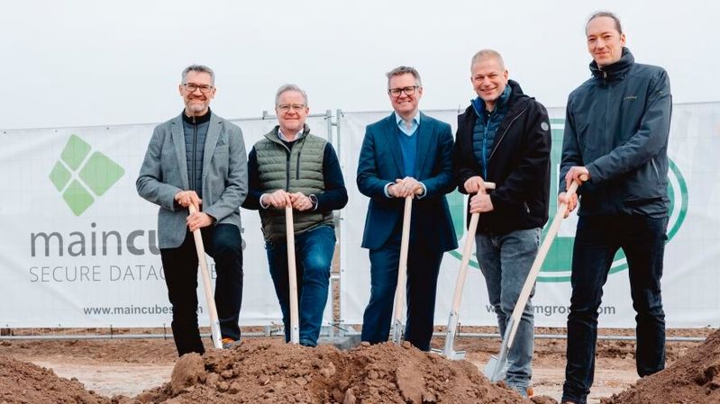 V.l.: Peter Östlund (Geschäftsführer der JSM Utility Services (EU) GmbH und Managing Director), Martin Murphy (Chief Operating Officer maincubes), Michael Booth (CEO JSM), Oliver Menzel (Gründer & CEO maincubes), Dr. Michael Wiebersinsky  (Bürgermeister Nauen) beim symbolischen Spatenstich in Nauen.(Bild:  Maincubes)