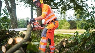 Die Schnittschutzhose verbindet Schnitt- und Warnschutz. (Bild: Kübler)