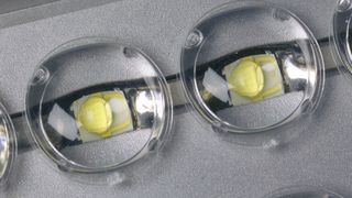 Optiken für LEDs: Optische Kunststoffkomponenten bieten verschiedene Vorteile in der LED-Beleuchtung. Sie sind nicht nur leicht, sondern lassen sich preiswert herstellen. ( Fraunhofer IPT)