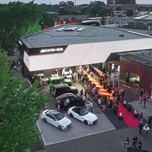 Mitte Juli haben die Fahrzeug-Werke Lueg das erste deutsche AMG Brand Center in Essen eröffnet. Außen fällt, sobald es dunkel wird, die hinterleuchtete Lamellenfassade auf. (Bild: Fahrzeug-Werke Lueg)