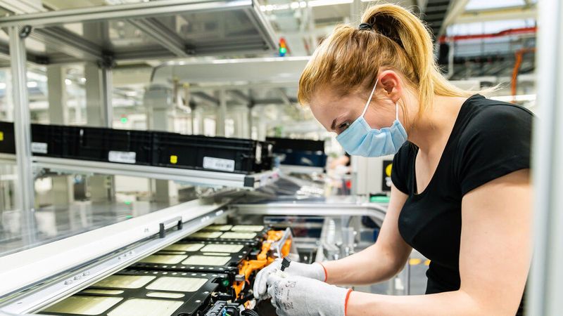 Die Umweltorganisation T&E hat verschiedene Stellschrauben identifiziert, an denen Autobauer drehen können, um der Rohstoffknappheit entgegenzuwirken.(Bild:  Mercedes-Benz)