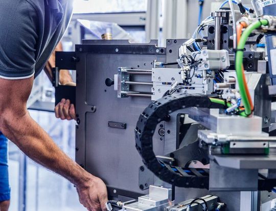 Der VDMA blickt auf das erste Quartal 2022 zurück. Da sieht es für den Maschinen- und Anlagenbau nicht übel aus. Doch Ukrainekrieg und Lockdowns in China könnten die Bestellungen demnächst ausbremsen.(Bild:  M. Erdd)