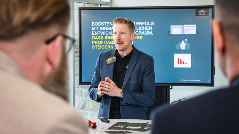 Impulskaffee zum Zweiten: Jens Wagner, Technical Management BASF Coatings GmbH, brachte den Betrieben das digitale Beratungs- und Entwicklungsprogramm Body Shop Boost näher. (Bild: Stefan Bausewein)