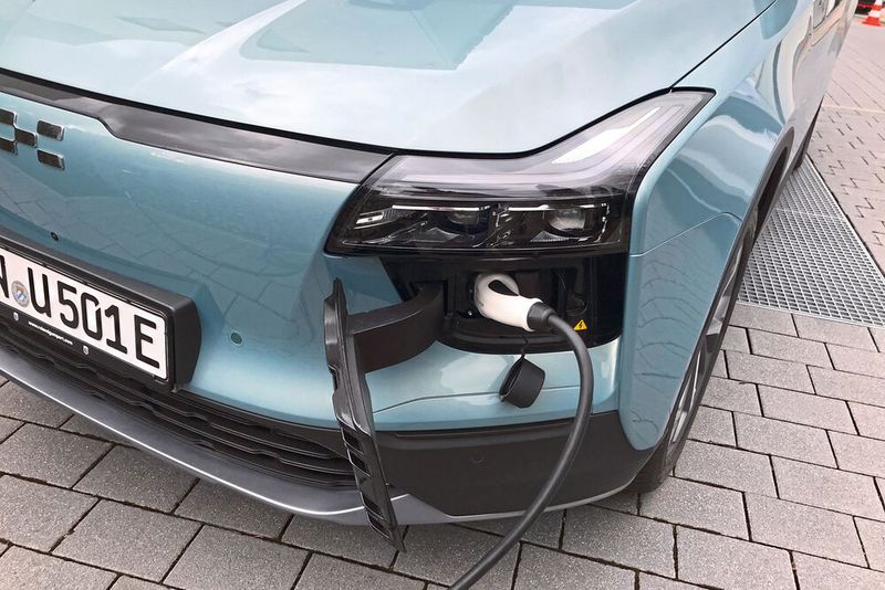 Die Ladebuchse ist unter dem linken vorderen Scheinwerfer versteckt. (Bild: Grimm/»kfz-betrieb«)