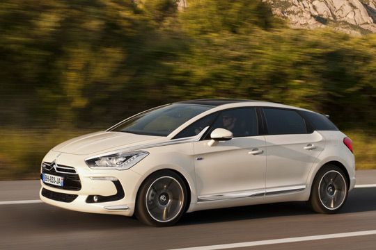 Citroen DS5: Das dritte Modell der neu aufgelegten DS-Reihe kommt am 11. Februar nächsten Jahres offiziell in den Handel. Der Basispreis des avandgardistisch gestylten Mittelklässlers liegt bei 29.350 Euro. (Citroën)
