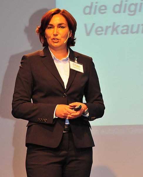Um Kunden neu zu gewinnen und Bestandskunden schnell über neue Gebrauchtwagen informieren zu können, ist die Präsentation der Fahrzeuge im Internet heute besonders wichtig. Cathleen Finke von AutoDo erläuterte den Teilnehmern, worauf Kfz-Betriebe dabei achten müssen, um sich erfolgreich von ihren Wettbewerbern abheben zu können. (Archiv: Vogel Business Media)