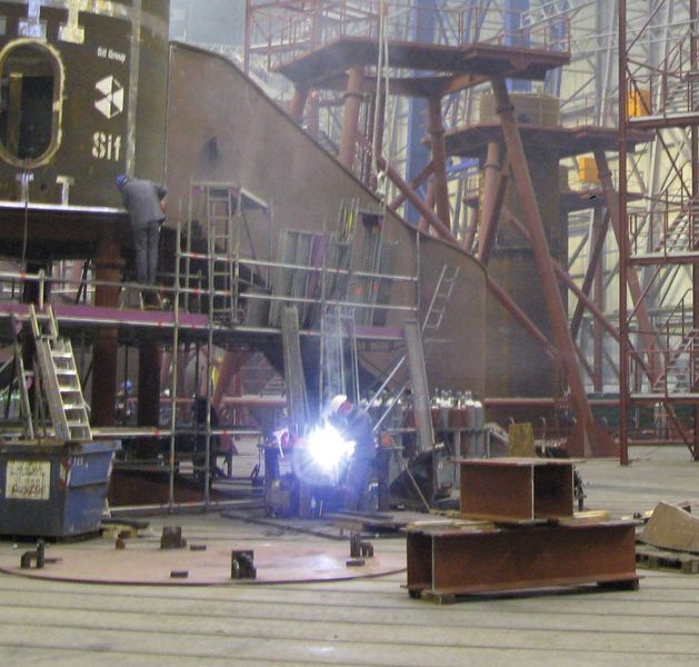 Schweißarbeiten in einer fast 50 Meter hohen freitragenden Halle mit rund 17.000 Quadratmeter Fläche.  (Bild: Dinse)