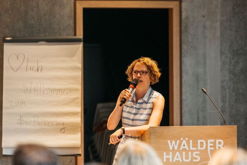 Stephanie Pelch (dbc Partnermanagement) begrüßte die Gäste des Partnertags. (Capeletti & Perl)