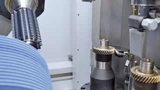 Verzahnungsschleifen ohne Kühlschmierstoff mit der weltweit ersten Trockenschleifmaschine Skygrind 160 von Samputensili. (Samputensili)