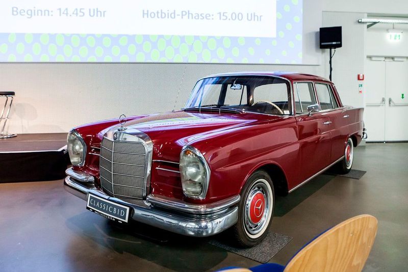 ... und ein Mercedes-Benz 220 S auf dem Jahr 1964. (Stefan Bausewein)