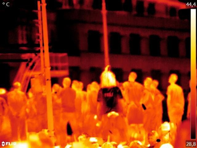 Weltmeisterliche Schnappschüsse einmal ganz anders: Wie heiß sind Jogis Jungs wirklich? Auf der Berliner Fanmeile dokumentierte eine Wärmebildkamera von Flir welche Nationalspieler einen kühlen Kopf behielten - selbstverständlich in Schwarz-Rot-Gold! Und wer schafft es die neuen deutschen Helden auf den Bildern zu identifizieren? (Flir)