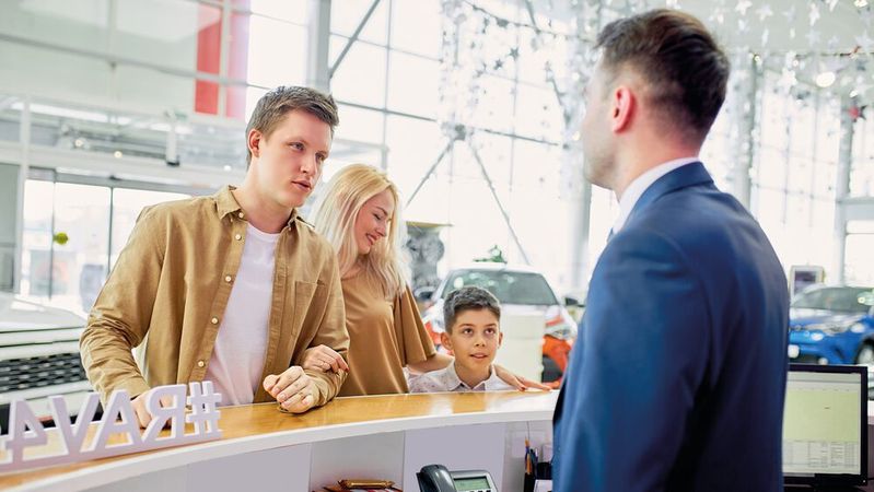 Wenn Kundenbindung wirkt, kommen Kunden gerne und immer wieder ins Autohaus.(Bild:  © Roman - adobe.stock.com)