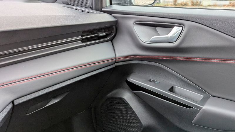 Nicht so hochwertig ist hingegen das Material des Armaturenbretts. Ober- und unterhalb der Ledereinlage (gehört zur ST-Line) sieht man hartes Plastik mit scharfen Kanten. (Bild: Rosenow – VCG)