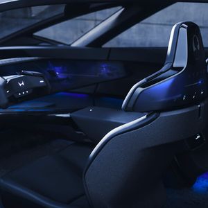 Trotz der niedrigen Bauhöhe haben die vier Passagiere erstaunlich viel Platz in der sportlichen Limousine.  (Bild:  Honda)